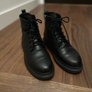 Boot- black
